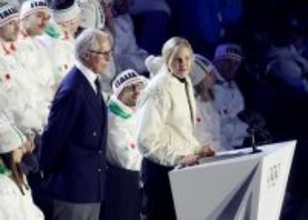 あいさつするコベントリー会長