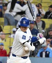死球を受ける大谷　大リーグ