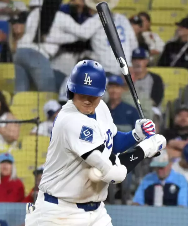 死球を受ける大谷　大リーグ