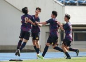 喜ぶ笹　高校サッカー