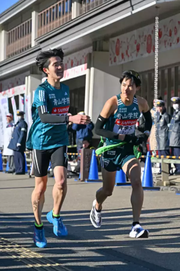 たすきをつなぐ青学大６区の石川