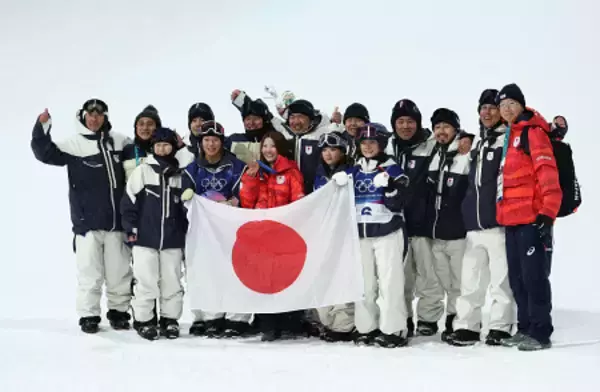 記念撮影する小野ら　五輪