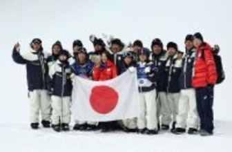 記念撮影する小野ら　五輪