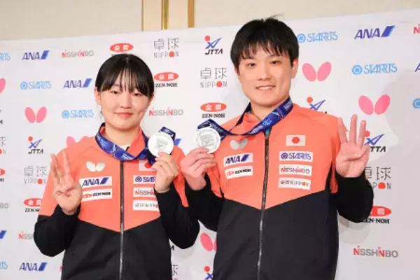 ポーズを取る張本兄妹