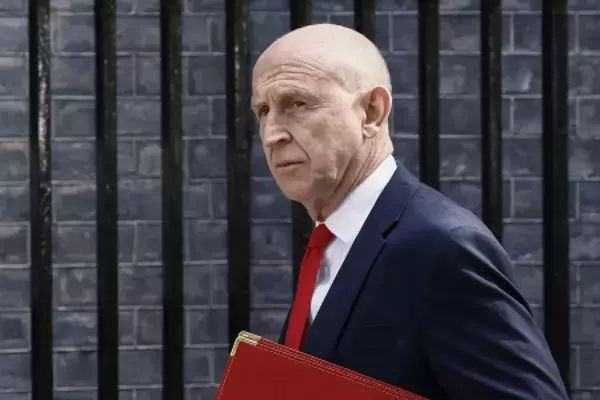 英国防相が辞任、予算抑制に抗議