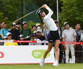 安田と吉沢が首位浮上　女子ゴルフ