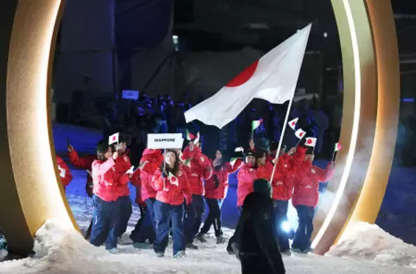 入場行進する日本の選手ら　五輪