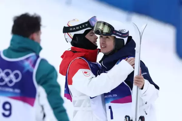 健闘をたたえ合う堀島ら　五輪