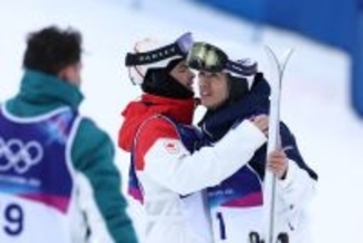 健闘をたたえ合う堀島ら　五輪