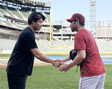 「握手する菊池と村上　大リーグ」の画像1