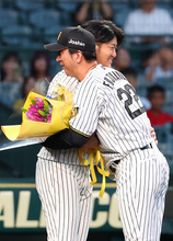 藤川監督と抱き合う岩貞　プロ野球