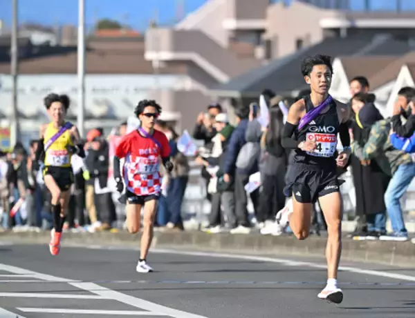 先頭に出る今江　全日本実業団駅伝