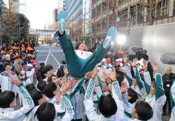 胴上げされる原監督　箱根駅伝