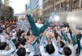 胴上げされる原監督　箱根駅伝