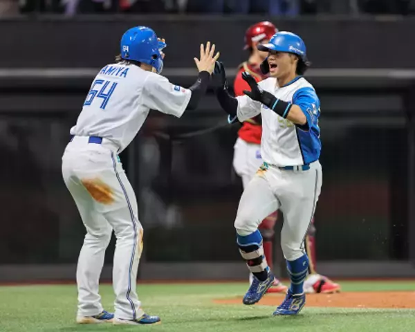 喜ぶ細川　プロ野球