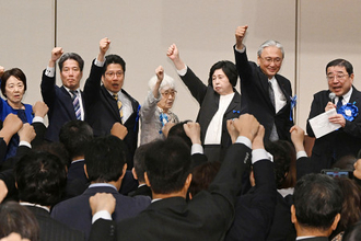 気勢を上げる早紀江さんら