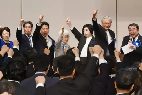 気勢を上げる早紀江さんら