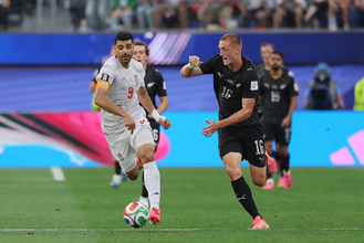 攻め上がるタレミ　Ｗ杯サッカー