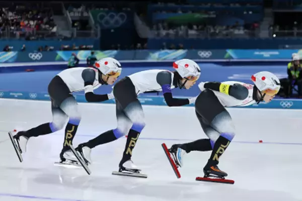 滑走する日本チーム　五輪