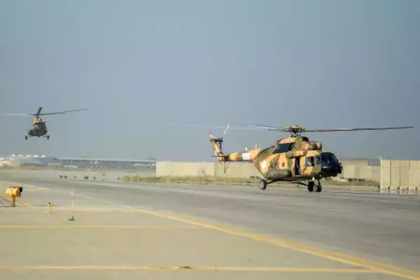 パキスタン、アフガン最大空軍基地攻撃