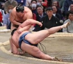 朝乃山のすくい投げ