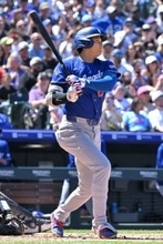 適時二塁打を放つ大谷　大リーグ