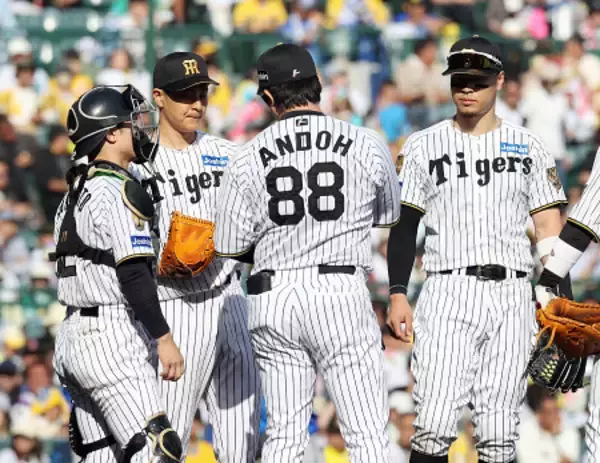 マウンドに集まる大竹ら　プロ野球