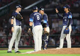 「喜ぶ西武ナイン　プロ野球」の画像1