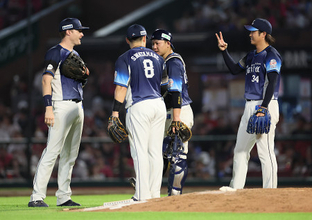 喜ぶ西武ナイン　プロ野球