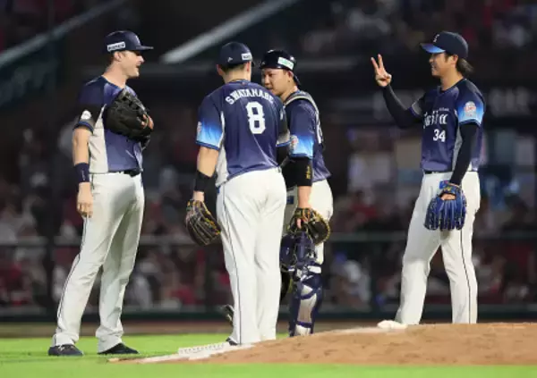 喜ぶ西武ナイン　プロ野球
