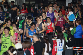 声援に応えるＢリーグの選手ら