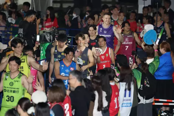 声援に応えるＢリーグの選手ら