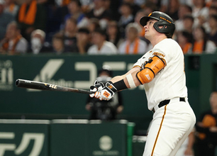 ダルベックの勝ち越し２ラン　プロ野球