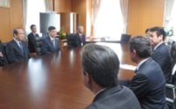 基礎研究と若手への支援求める＝ノーベル賞２氏、松本文科相表敬