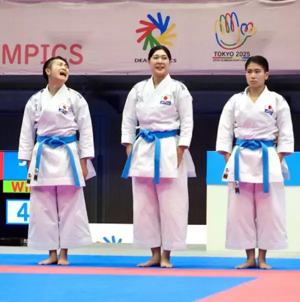 優勝した空手女子団体の日本代表