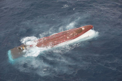 イカ漁船転覆、乗組員２人不明