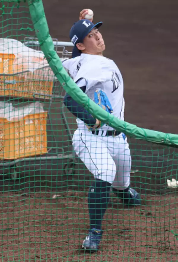 打撃練習で投球する隅田　プロ野球