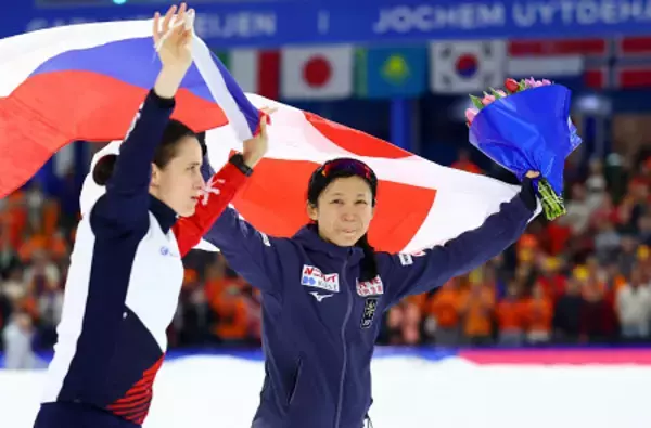 国旗を手にする高木