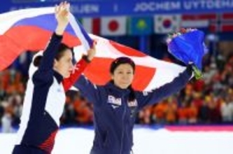 国旗を手にする高木