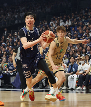 攻め込む李賢重　バスケットＢリーグ