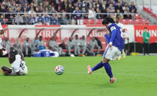 先制ゴールを決める南野　サッカー