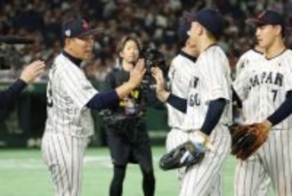 選手を迎える井端監督　野球