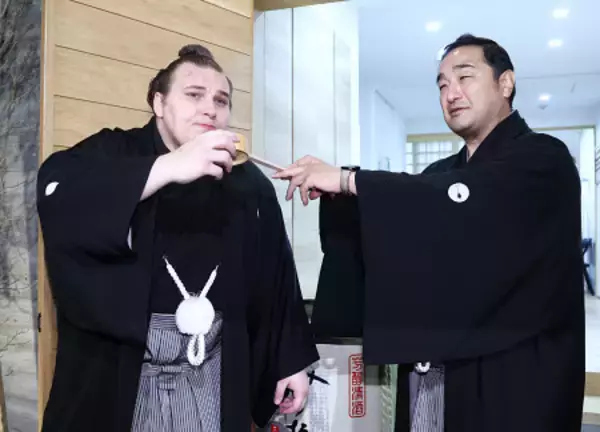 水をつけてもらう安青錦