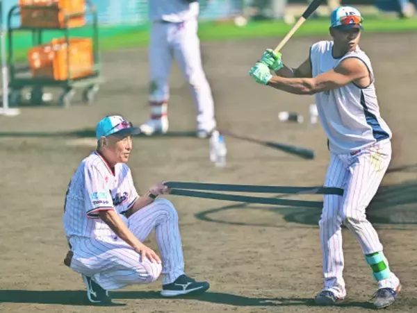 指導する池山監督　プロ野球