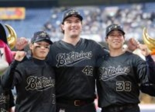 ポーズを取るシーモアら　プロ野球