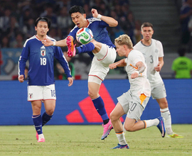 ボールを奪う遠藤　サッカー