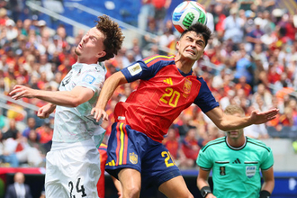 競り合うペドリとワナー　Ｗ杯サッカー