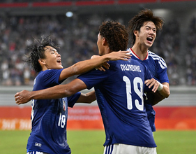 祝福されるンワディケ　アジア大会