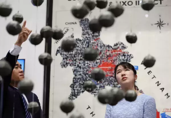 愛子さま、不発弾問題の啓発施設視察＝「不発弾ない国に」―ラオス