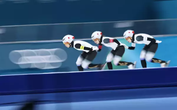 滑走する高木ら　五輪